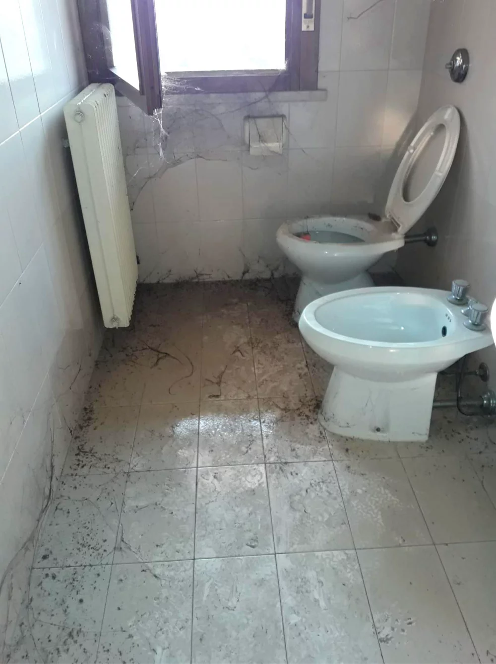 Pulizia di fondo di un bagno di un’abitazione privata: prima